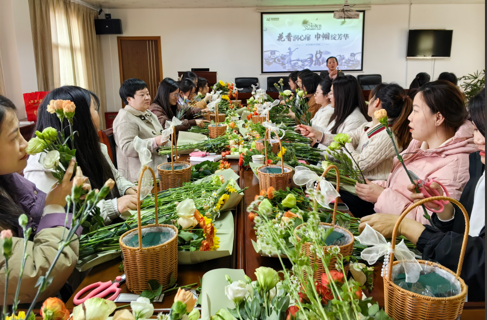 花香润心扉  巾帼绽芳华