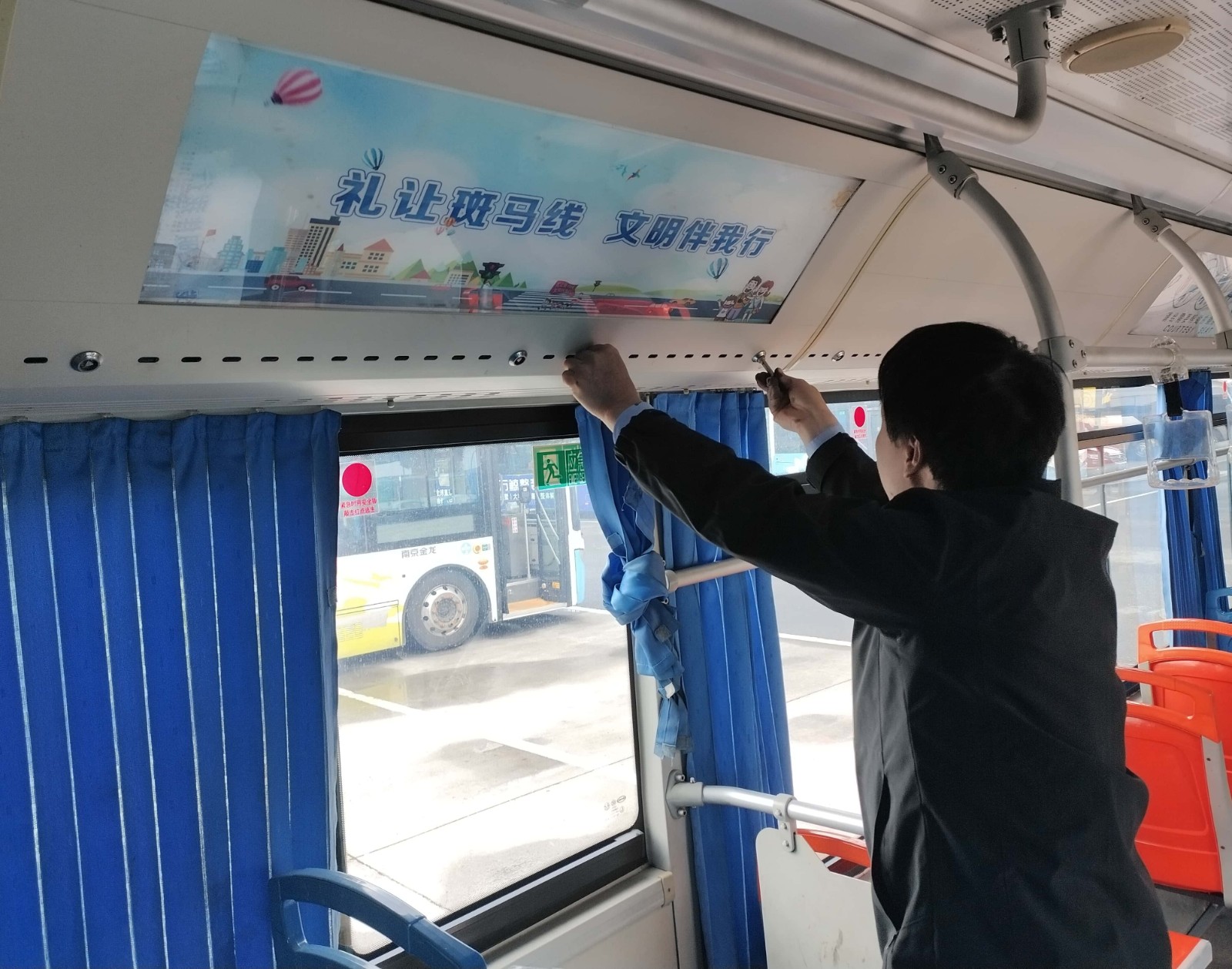 践行“礼让斑马线” 共筑文明出行新风尚
