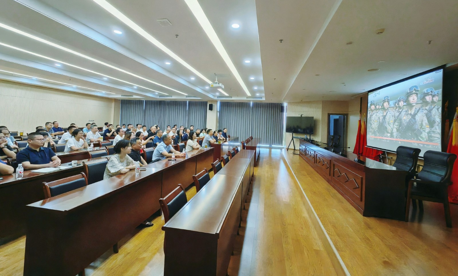 集团集中观看纪念中国人民抗日战争暨世界反法西斯战争胜利80周年大会直播