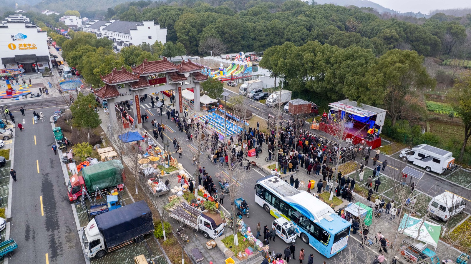 元宵祈福承民俗   公交保障护出行