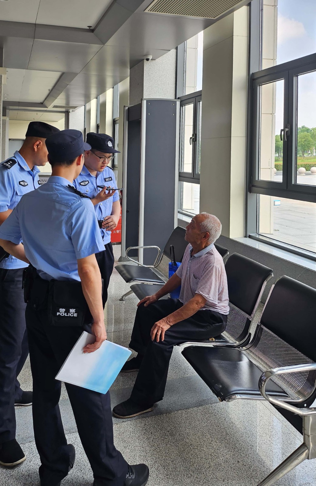 高温值守显温情   暖心帮扶护出行