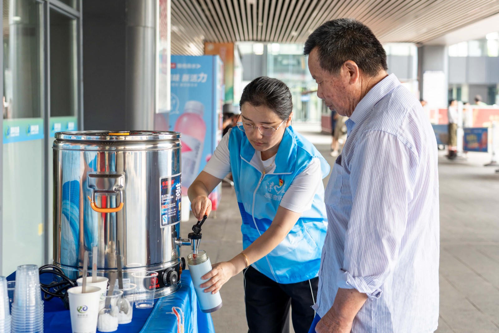 高淳枢纽站启动夏日公益送清凉活动   暖心服务守护出行